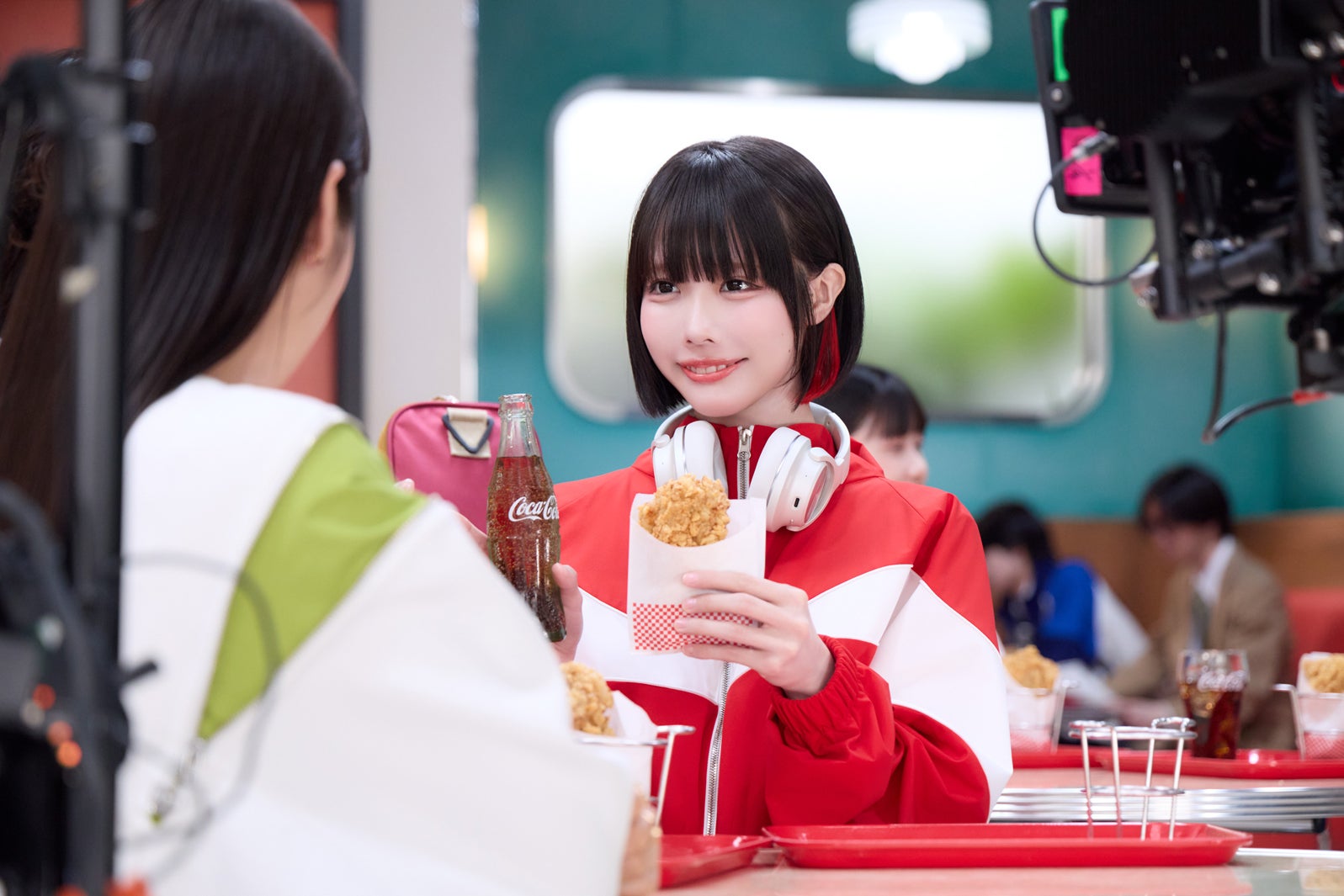 あの／新CM「コチる放課後アンセム 『レストラン』篇」メイキングより（提供写真）