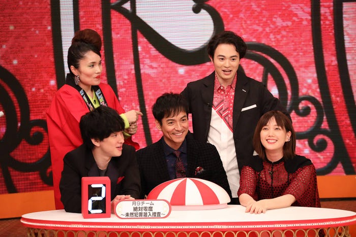月9『絶対零度~未然犯罪潜入捜査~』チーム(左から)平野ノラ、横山裕、沢村一樹、森永悠希、本田翼(C)フジテレビ