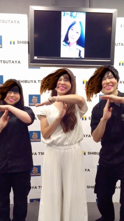 宮脇詩音の新曲「#どこでもシェア~girlyparty~」渋谷バージョンより(画像提供:avex)