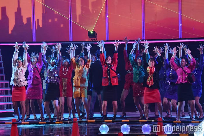 郷ひろみと大阪府立登美丘高校ダンス部(C)モデルプレス