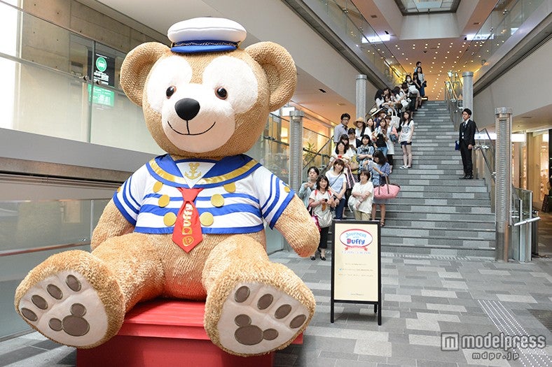 2ｍ越えのダッフィーの前には行列が