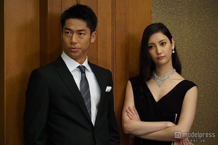 AKIRA、菜々緒/連続ドラマ『HEAT』第2話より(C)関西テレビ