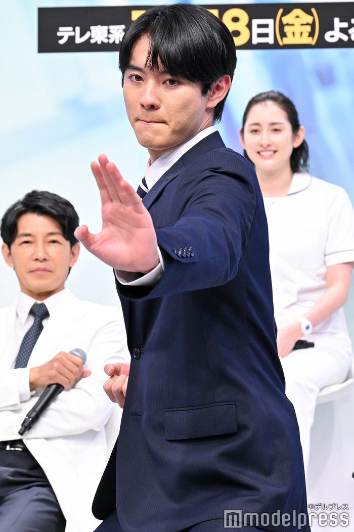 正拳突きを披露した前田拳太郎(C)モデルプレス