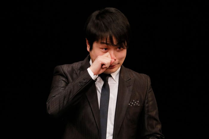 井上裕介が号泣(画像提供:よしもとクリエイティブ・エージェンシー)