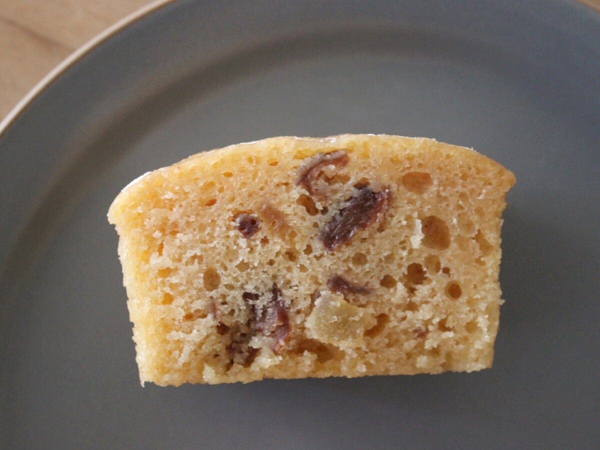 いろいろなフルーツが入っているので、ひと口ごとに異なる味わいが広がります