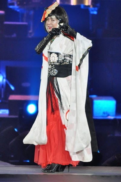 YOSHIKIMONOを着用した桃井かおり