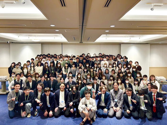 (中央)川口博史氏/2023.5みなとミライズ講師パーティー 学習塾の社員とアルバイト(提供写真)