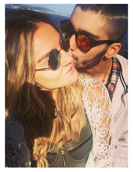 婚約者にキスをするゼイン・マリク/Perrie Edwards Instagramより【モデルプレス】