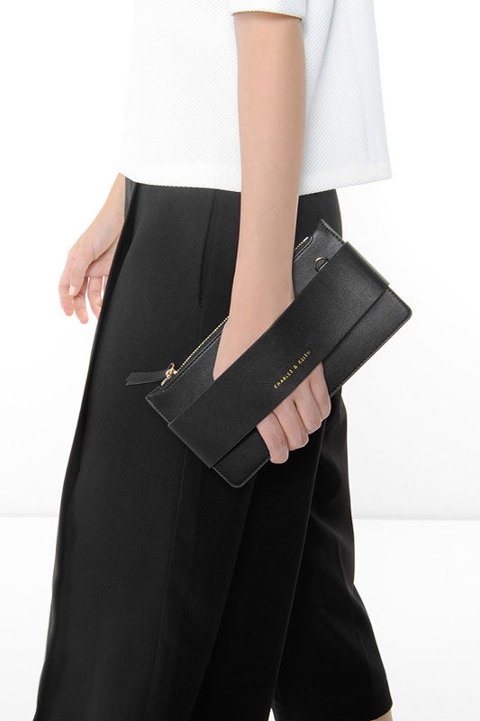 カジュアルジップクローザークラッチ「CHARLES & KEITH」5,940円（税込）／画像提供：CHARLES & KEITH OFFICIAL ONLINE STORE