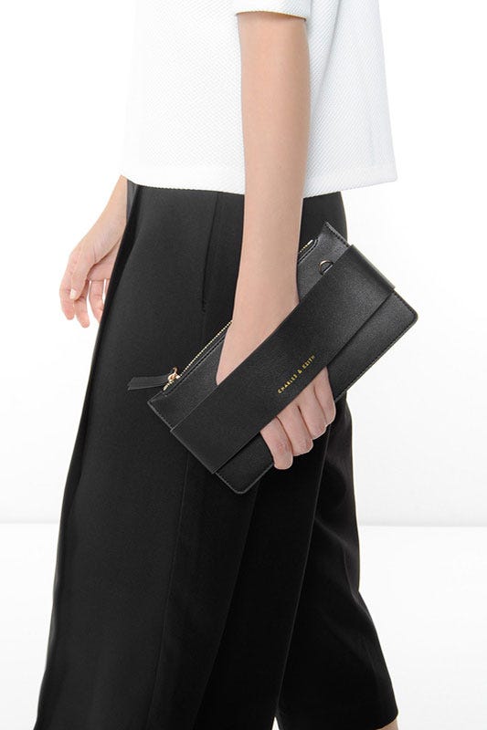 カジュアルジップクローザークラッチ「CHARLES & KEITH」5,940円(税込)/画像提供:CHARLES & KEITH OFFICIAL ONLINE STORE