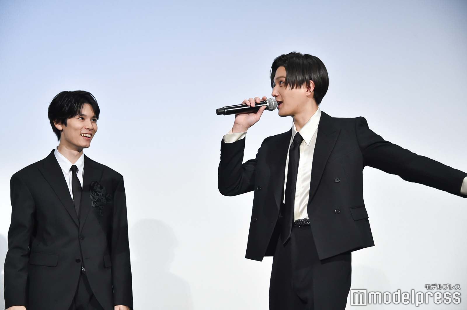 ステージを広く使ってトークを繰り広げる萩原利久、八木勇征（C）モデルプレス