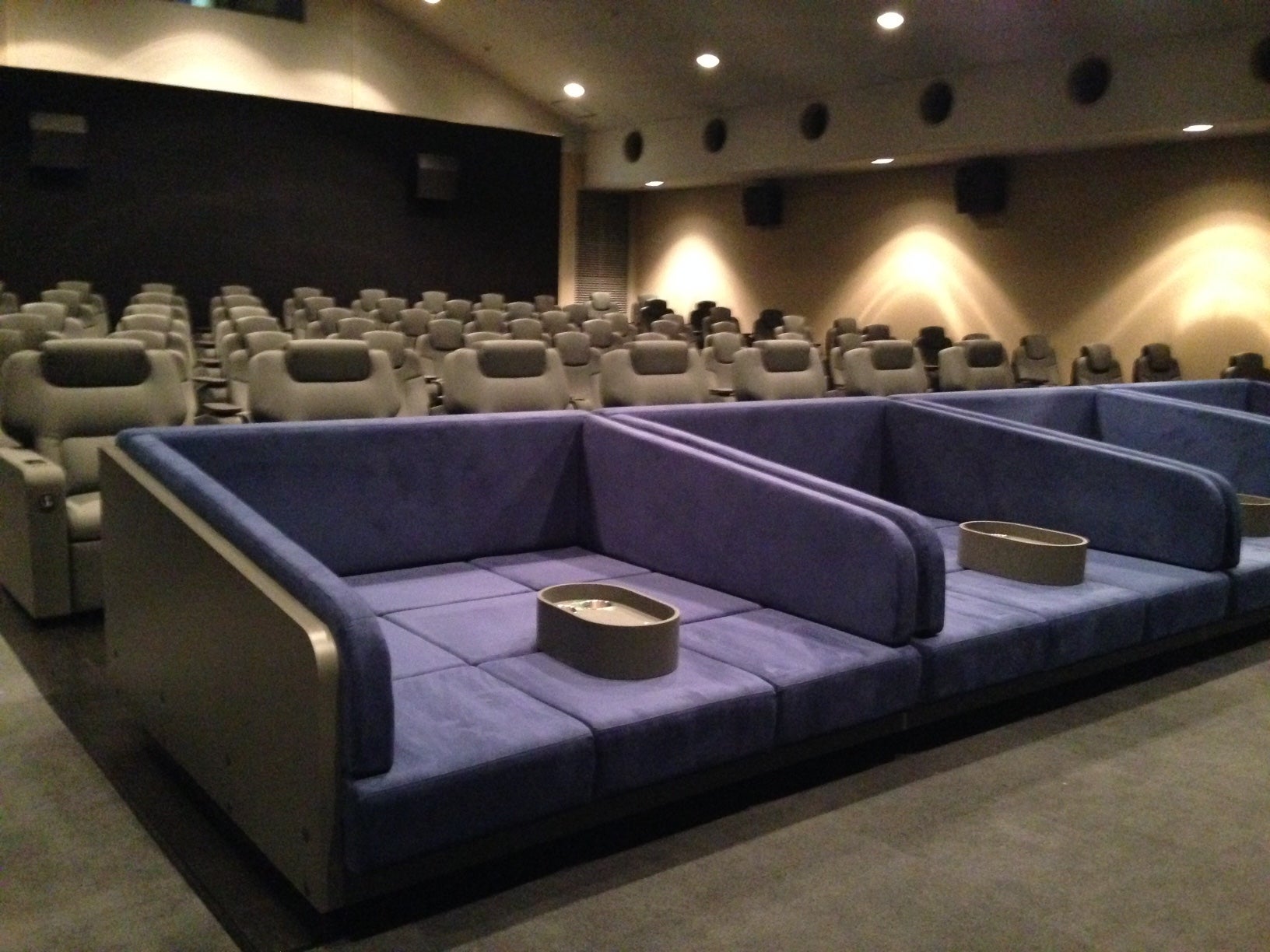 寝転んで映画デートできる 埼玉の映画館に誕生した広々フラットシートが話題 女子旅プレス