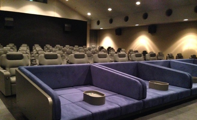 寝転んで映画デートできる 埼玉の映画館に誕生した広々フラットシートが話題 女子旅プレス 寝転んで映画デートできる 埼玉の映画館に誕生した広々フラットシートが話題 女子旅プレス