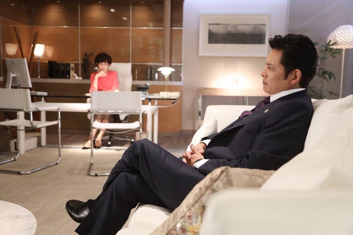 鈴木保奈美、織田裕二「SUITS/スーツ2」第6話より(C)フジテレビ