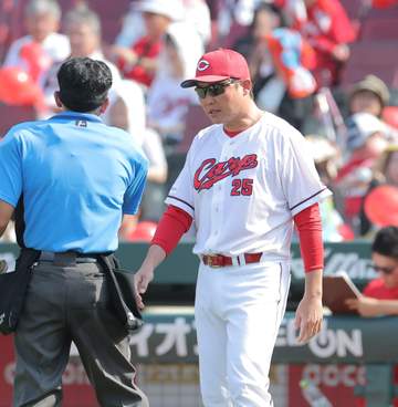 広島・新井監督「良い試合だったんだけどね」 六回で岡本交代は？「それはない」【一問一答】