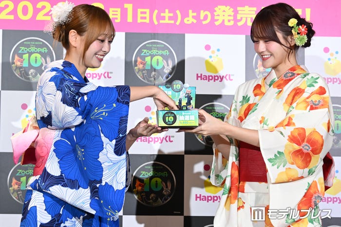 くじを引く瀧脇笙古、笑顔で見守る高松瞳(C)モデルプレス