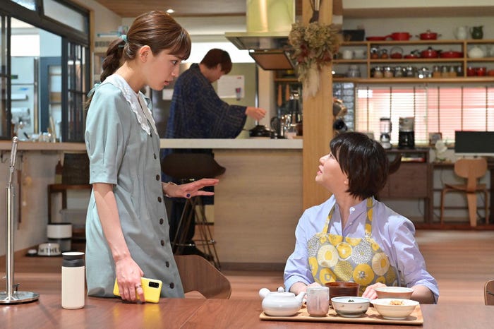 川口春奈、夏川結衣「着飾る恋には理由があって」第1話より(C)TBS