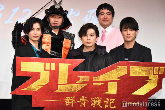 (前列左から)渡邊圭祐、 新田真剣佑、鈴木伸之(後列左から)マヂカルラブリー野田クリスタル、村上 (C)モデルプレス