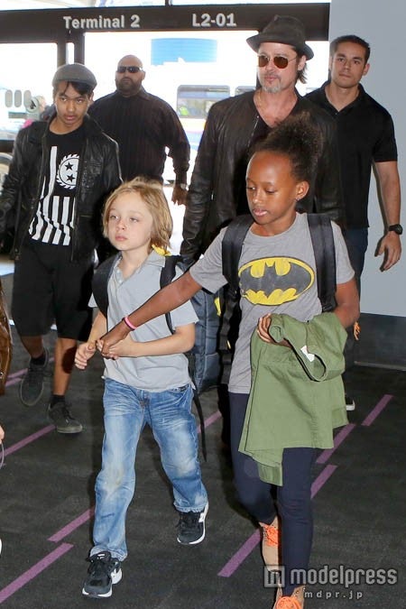 ザハラちゃんはノックスくんの手をひいて。x17online.com ／ Zeta Image