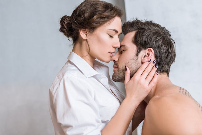 彼の耳を塞いでキス 彼の興奮を煽る キス 耳 のキステクとは モデルプレス