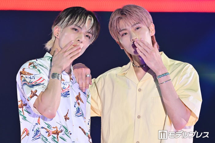 DXTEEN大久保波留＆谷口太一、投げキスからのウインクに視線集中【GirlsAward 2024 S／S】