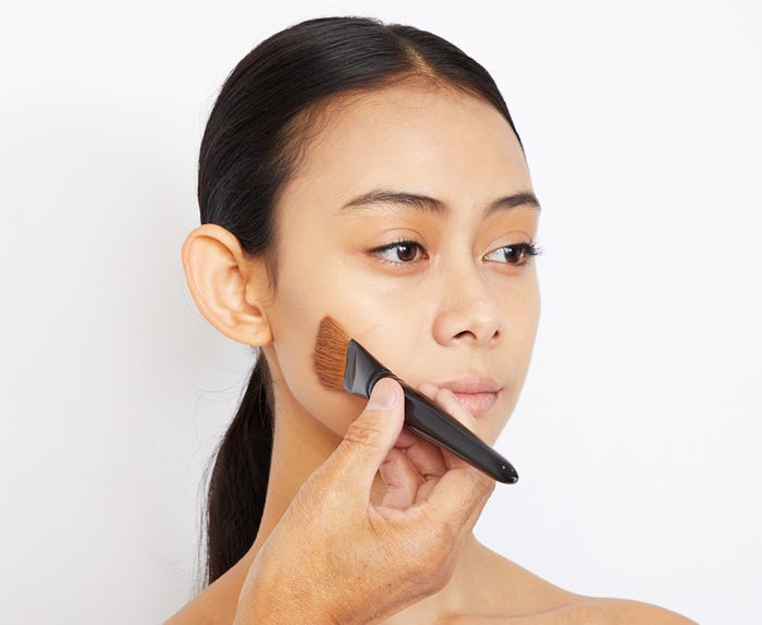 ファンデーションは、内から外へ肌のキメに沿って引くことで薄付きに。