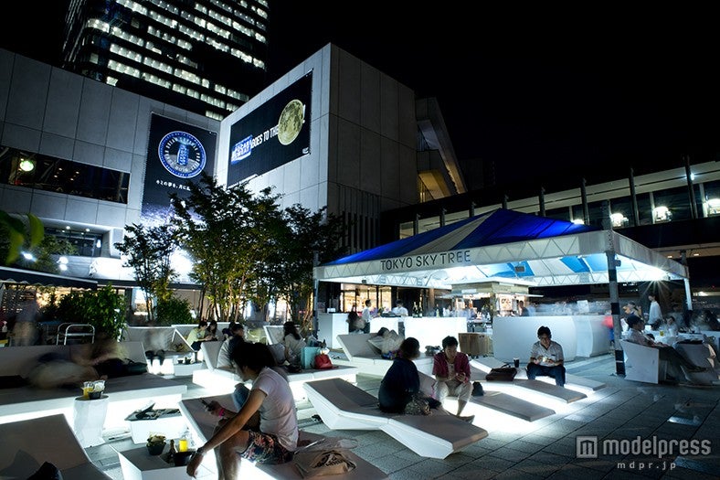寝転んでビールが飲めるビアガーデンがオープン