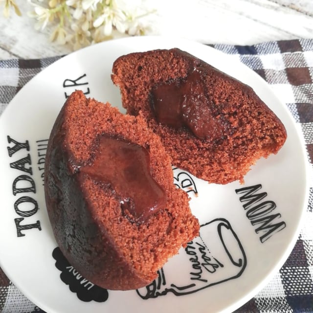 業務スーパーのダブルチョコマフィンを電子レンジで温めた断面