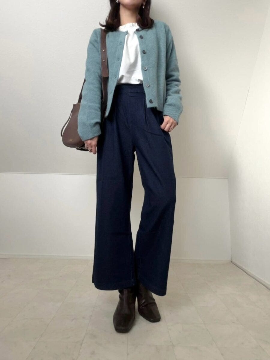 2026春大人女性ブルーニットカーディガン通勤コーデ