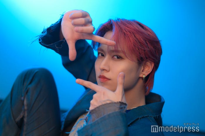 「夜きみ」ポーズ/白岩瑠姫(C)モデルプレス