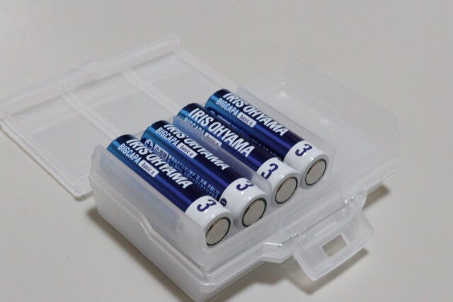 2段で入る電池ケース　上段