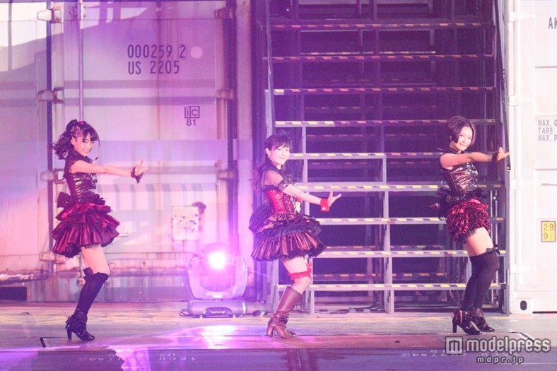 「口移しのチョコレート」／「AKB48 2013真夏のドームツアー～まだまだ、やらなきゃいけないことがある～」札幌ドーム公演より（C）AKS