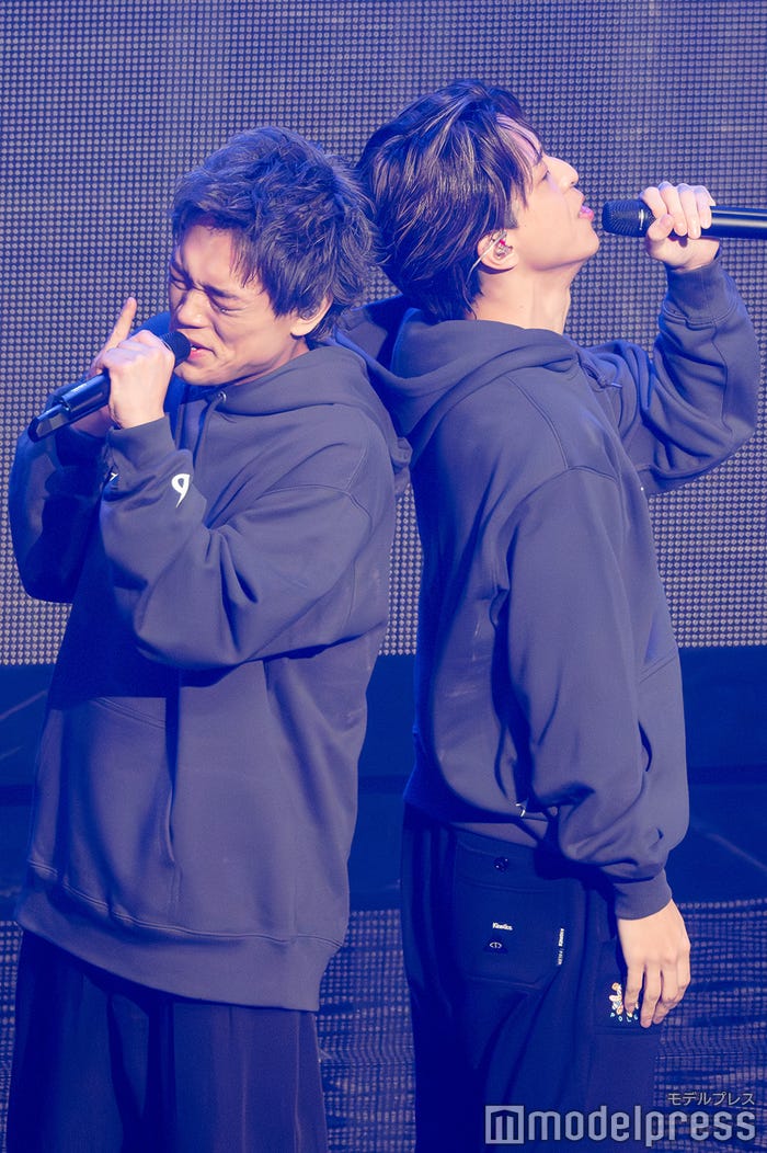 「RUN」落ちサビで背中合わせを披露する原嘉孝、寺西拓人(C)モデルプレス