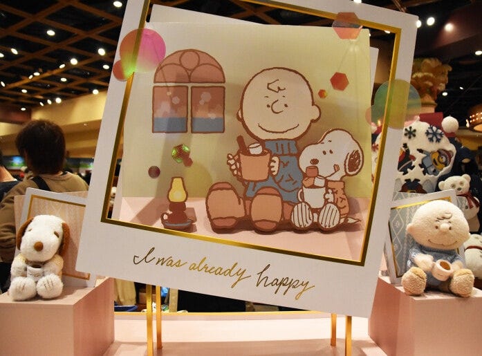 「スヌーピー・スタジオ・ストア」などで販売している、ブレイクタイムのワンシーンを切り取った、スヌーピーのぬいぐるみ（左）とチャーリー・ブラウンのぬいぐるみ（右）。各3500円