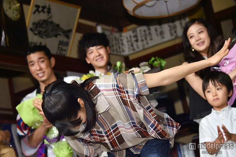 深くお辞儀をする土屋太鳳