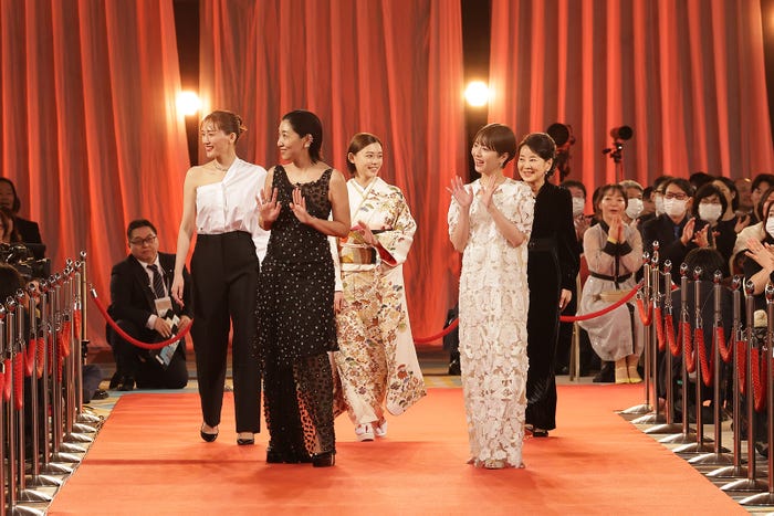 綾瀬はるか、安藤サクラ、杉咲花、浜辺美波、吉永小百合(C)日本アカデミー賞協会