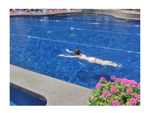 小学生ぶりの水泳にチャレンジ／舟山久美子オフィシャルブログより