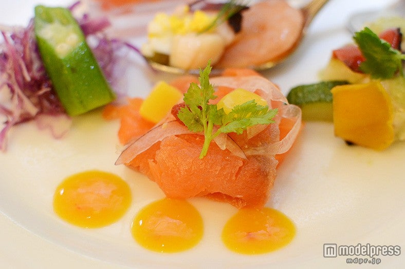 スモークサーモントラウトのサラダ スパイシーマンゴーソース