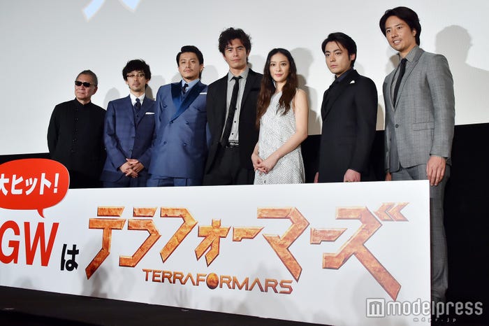 (左から)三池崇史監督、滝藤賢一、小栗旬、伊藤英明、武井咲、山田孝之、ケイン・コスギ(C)モデルプレス