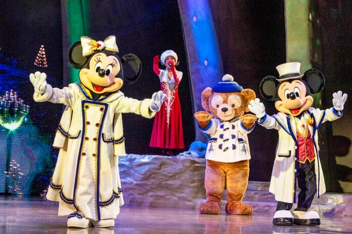 白を基調としたコスチュームでフィナーレへ向かいます