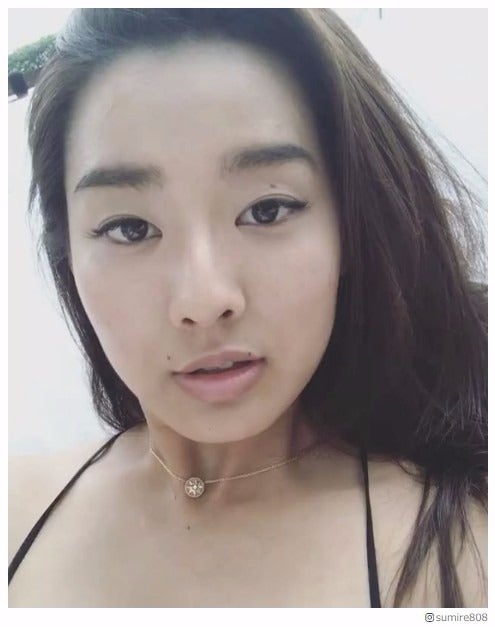 すみれの美デコルテにドキッ！自撮り動画に「たまらなくセクシー！」の声