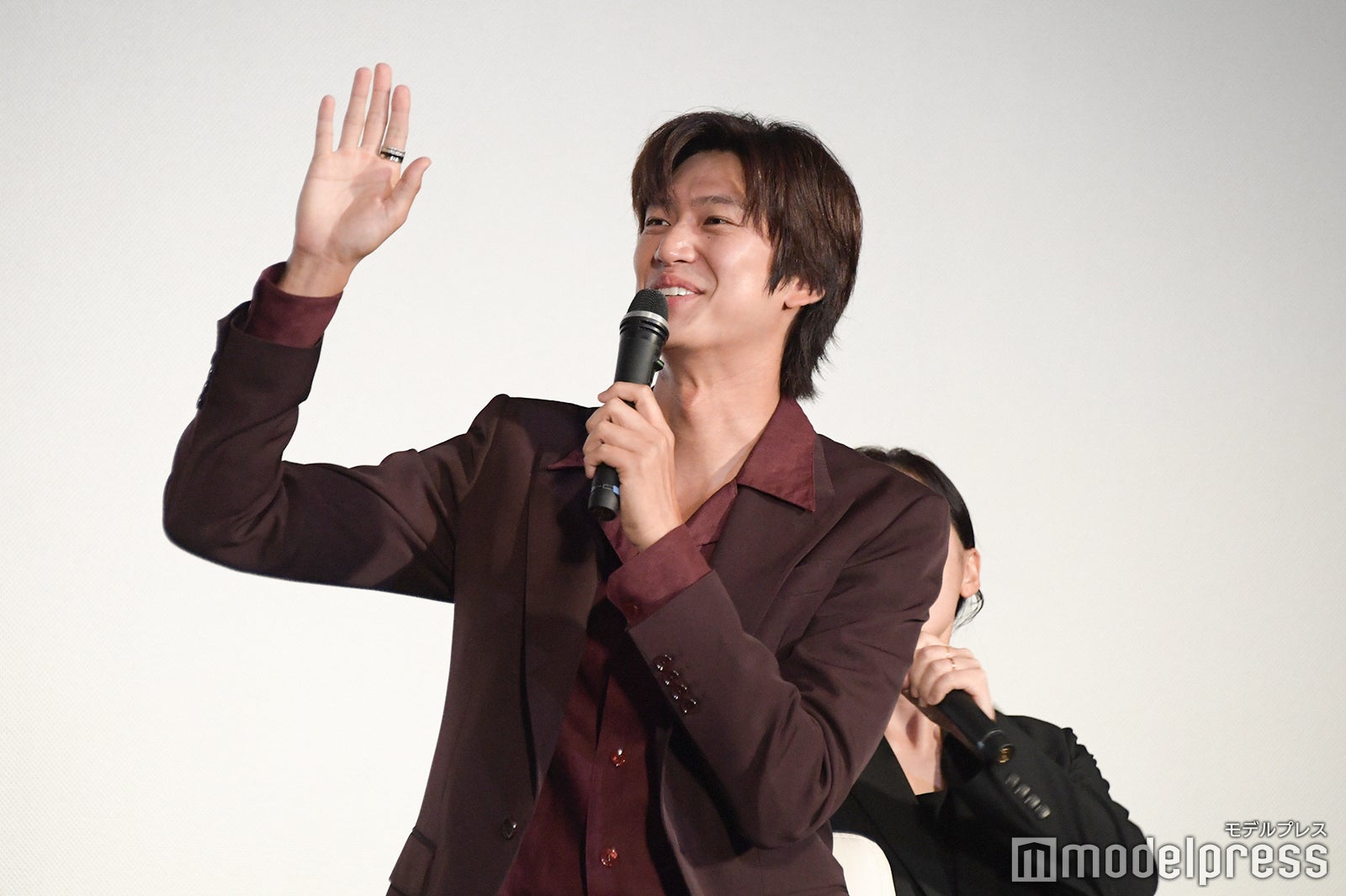 最近覚えた日本語を披露するために手を挙げるナ・イヌ（C）モデルプレス