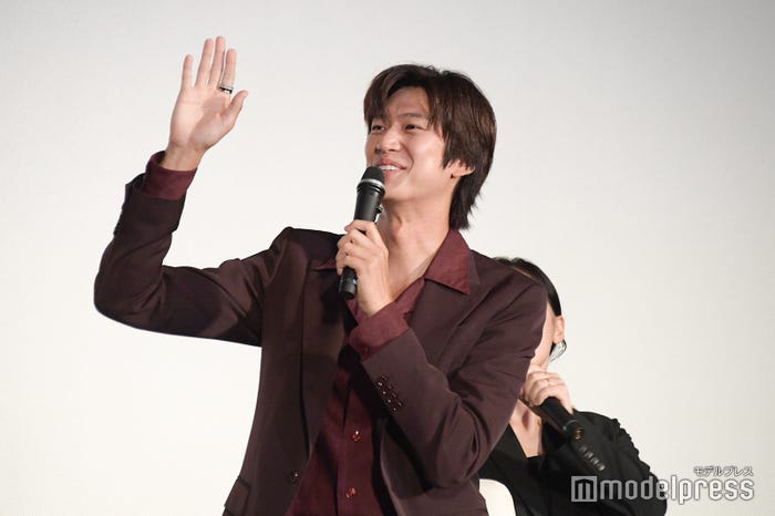 最近覚えた日本語を披露するために手を挙げるナ・イヌ(C)モデルプレス
