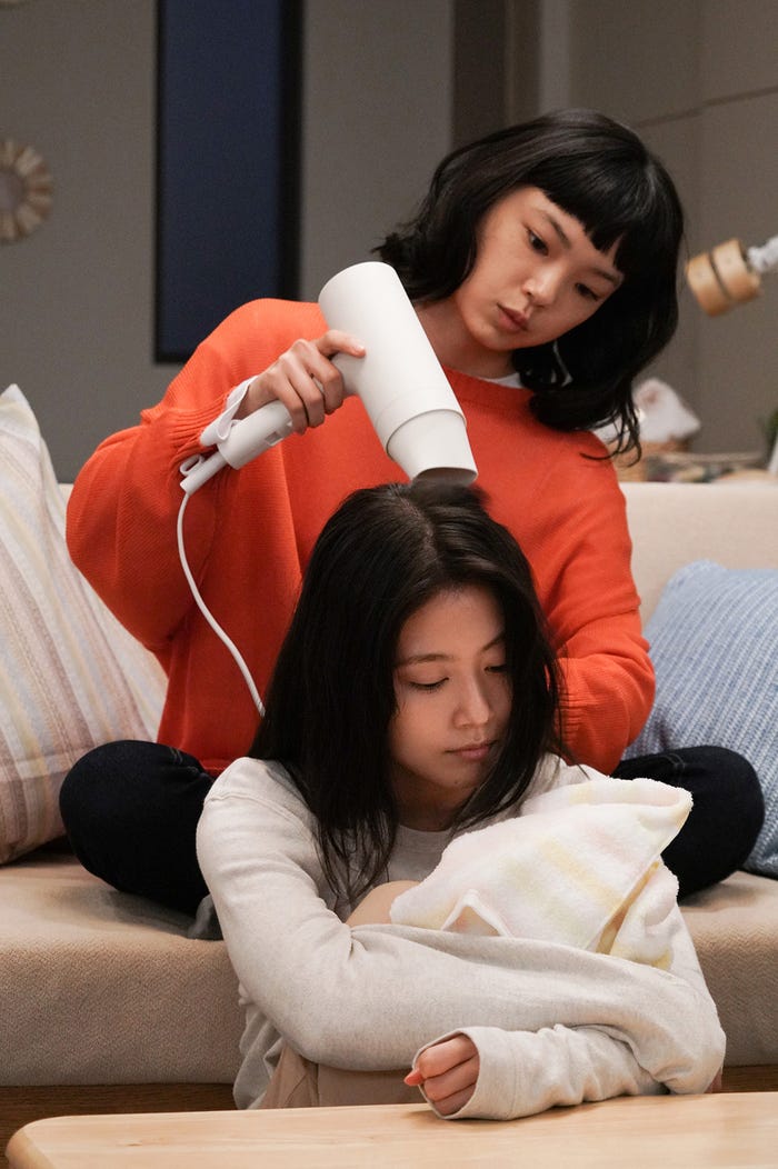 有村架純、古川琴音 「コントが始まる」第3話より(C)日本テレビ