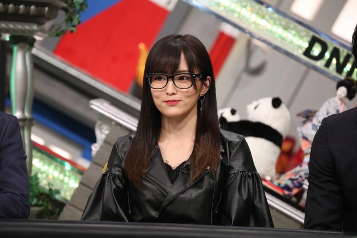 山本彩 鈴木伸之 そろって黒メガネに かっちりスタイルで大人なオーラ 今週のメガネ美女 男子 モデルプレス