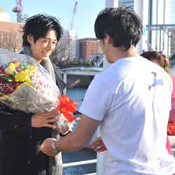 花束を受け取るディーン・フジオカ（左） （C）日本テレビ