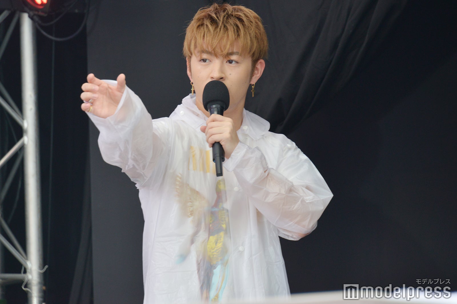 スイカが変形してきていることを訴える佐野玲於 （C）モデルプレス