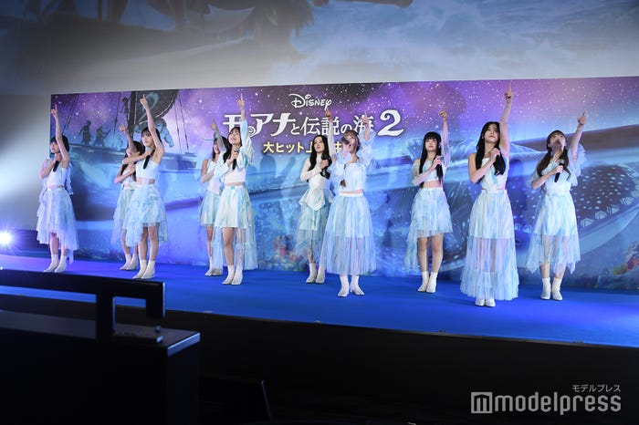 ME:I(後列左から)RINON(村上璃杏)、AYANE(高見文寧)、MIU(櫻井美羽)、RAN(石井蘭)、KOKONA(佐々木心菜)、SUZU(山本すず)、KEIKO(清水恵子)、MOMONA(笠原桃奈)、SHIZUKU(飯田栞月)、COCORO(加藤心) ※TSUZUMI(海老原鼓)欠席(C)モデルプレス