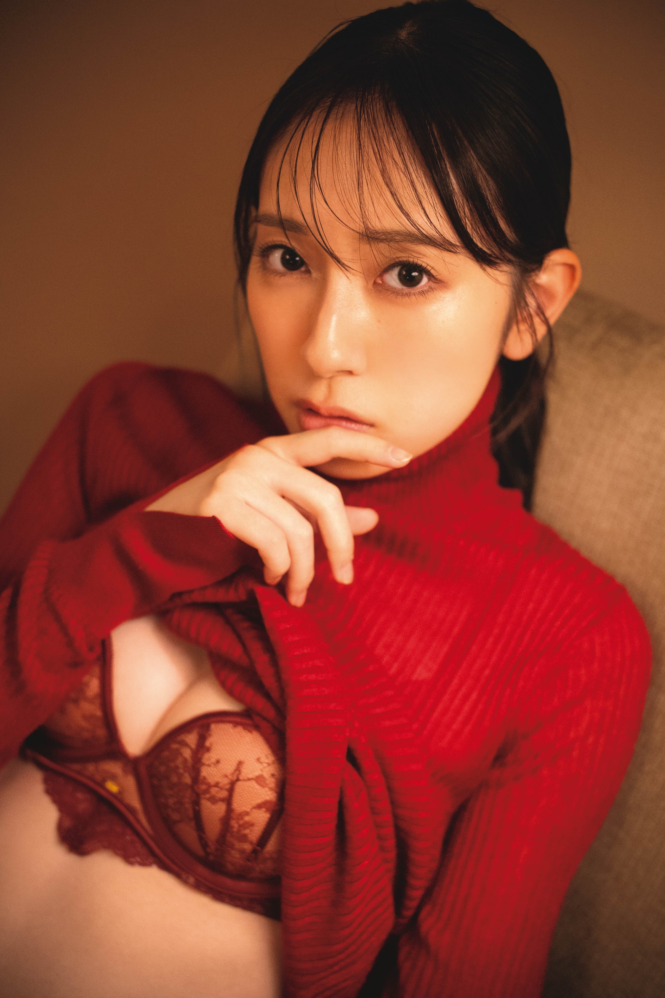 日向坂46金村美玖、赤ニット＆同色ランジェリーで“大人みく”発揮 2nd写真集先行カット第17弾解禁【機微】