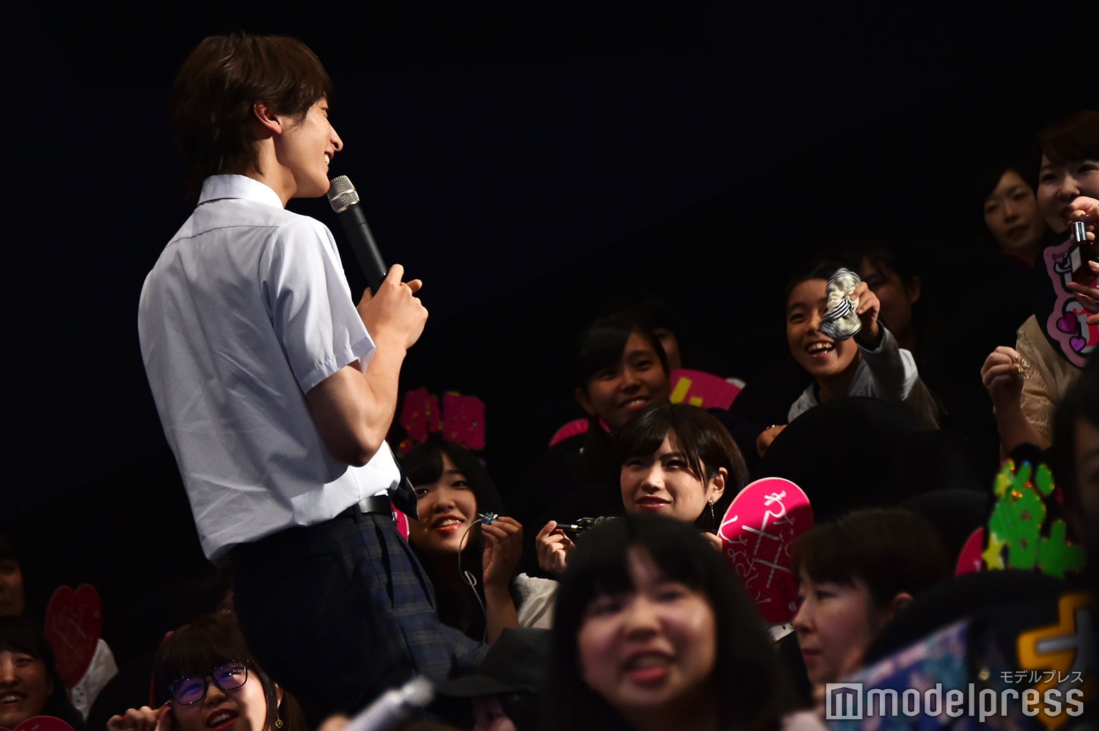 客席に下りてミッションタイム（C）モデルプレス